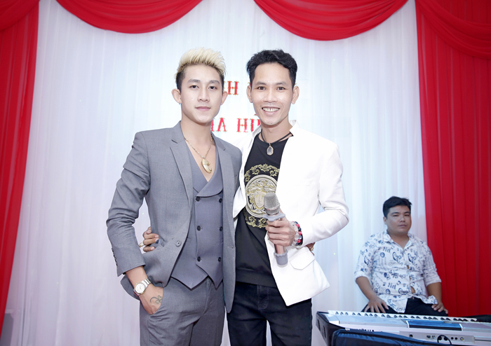 Bầu show - Quản lý Lê Hùng đến chúc mừng sinh nhật em trai kết nghĩa Hồ Gia Hùng và đồng thời giữ vai trò MC chính của buổi tiệc sinh nhật. 