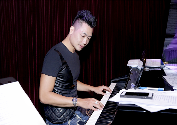 Ca sỹ Phạm Thành tinh tế ấn từng phím nhạc bên chiếc đàn Piano của phòng trà We.
